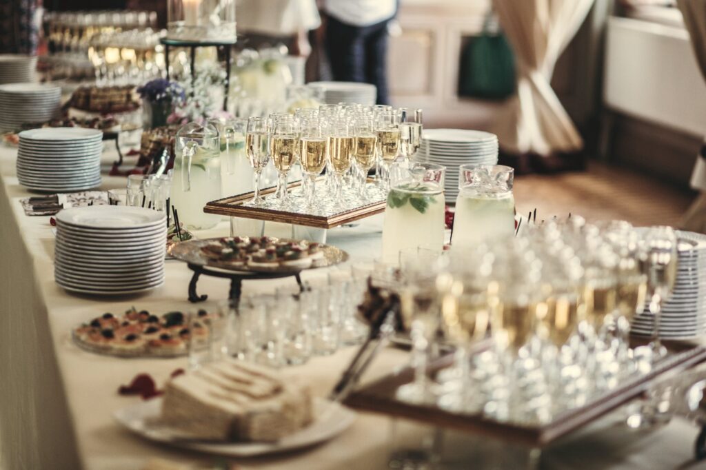 グラスと軽食が並ぶ、レセプション会場のケータリングテーブル