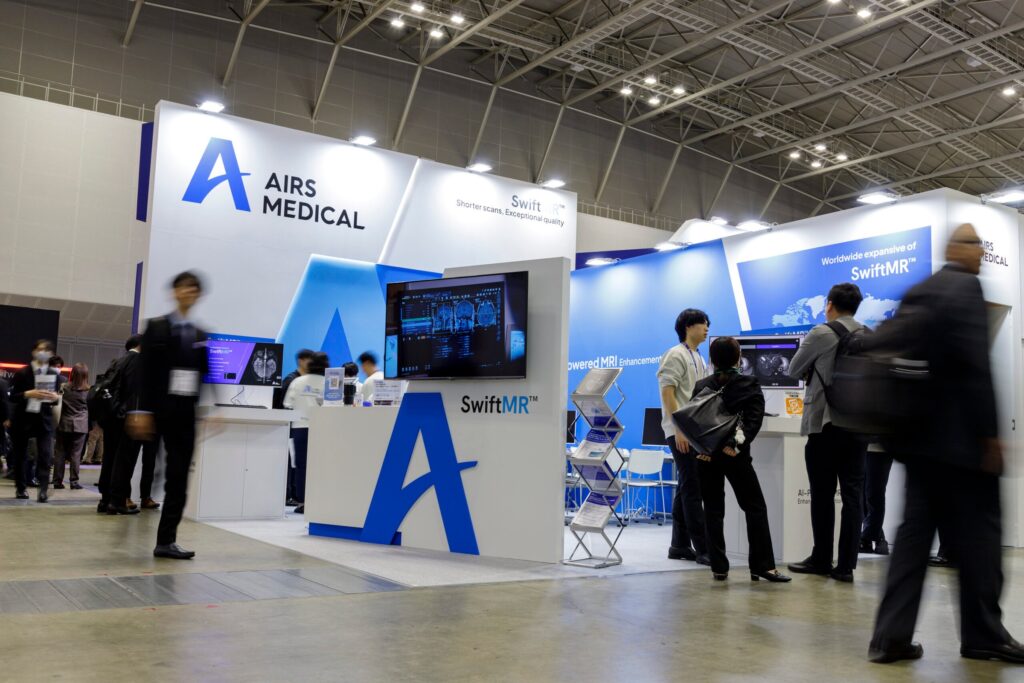 来場者が行き交う展示会場の、AIRS Medicalの企業ブース